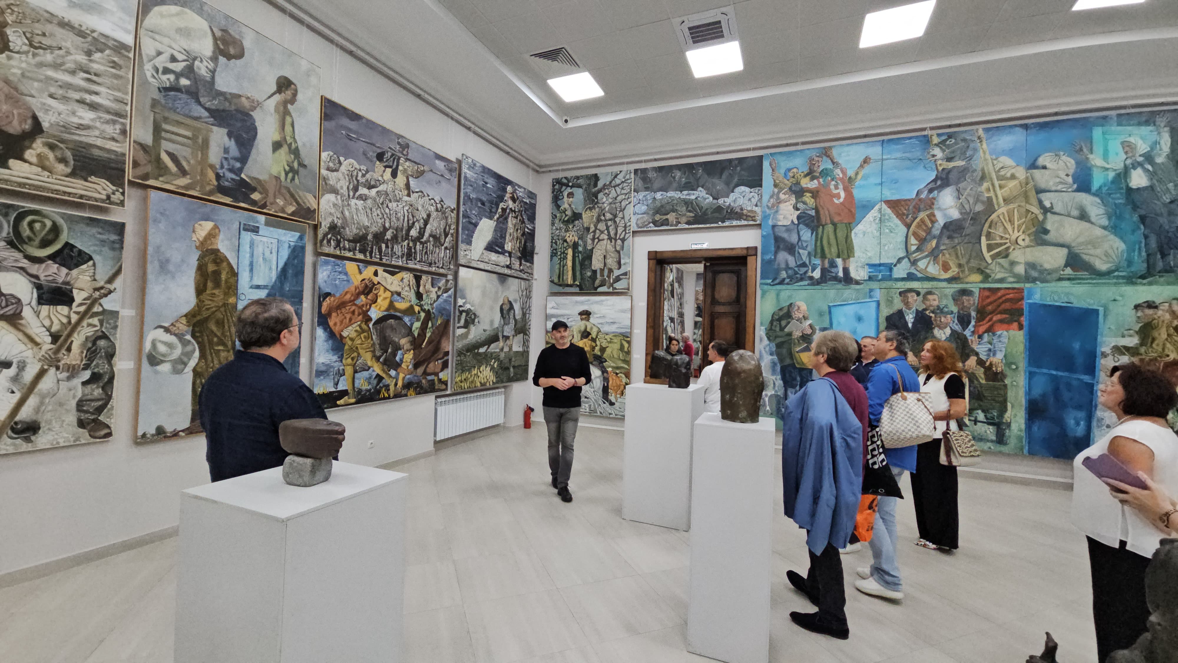 Артисты академического симфонического оркестра Санкт-Петербургской филармонии им. Д.Д. Шостаковича посетили Национальный музей КБР