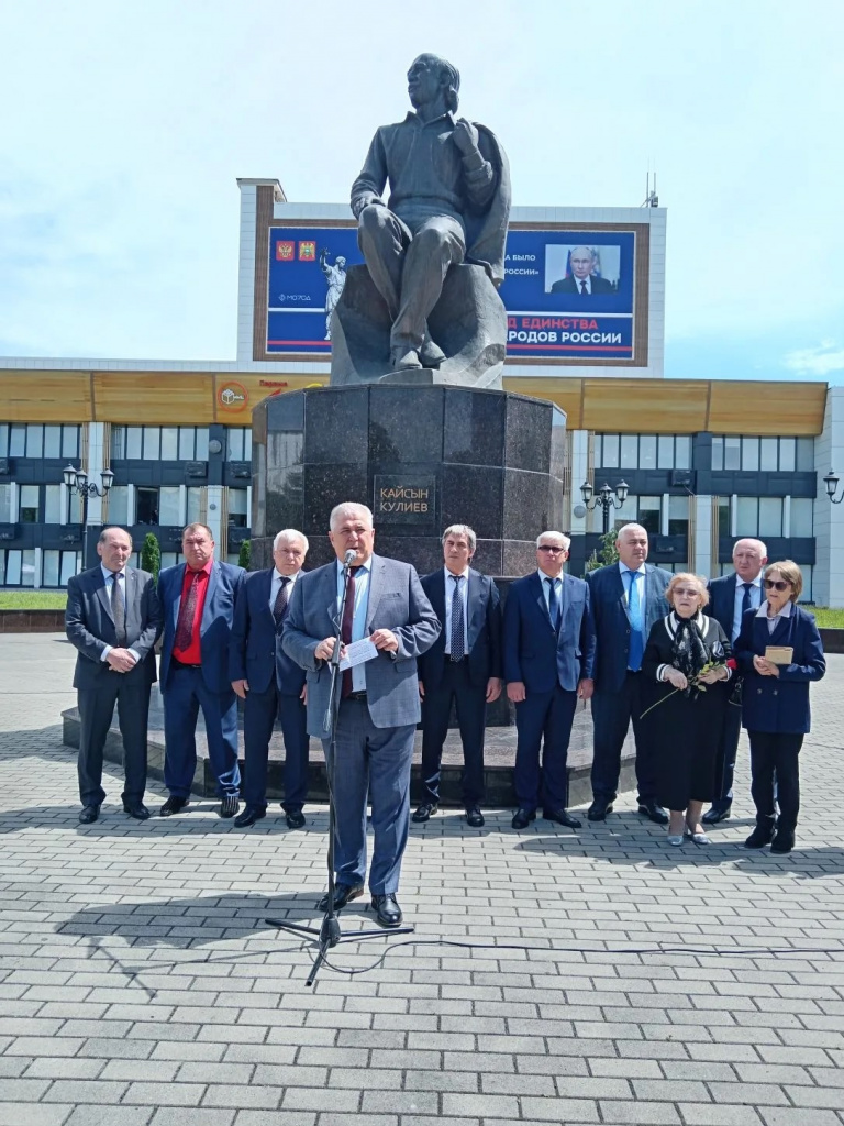 В Нальчике почтили память Кайсына Кулиева